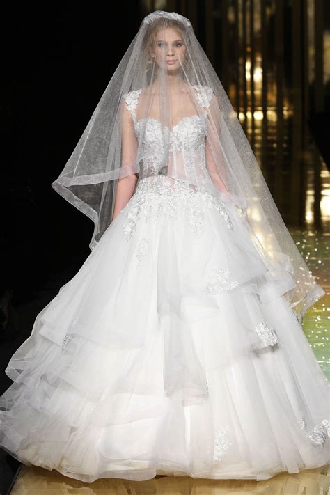 abiti sposa versace|I 10 vestiti da sposa più belli di sempre sulle passerelle.